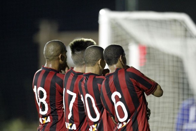 Marcos Guilherme comemorou junto com os companheiros |