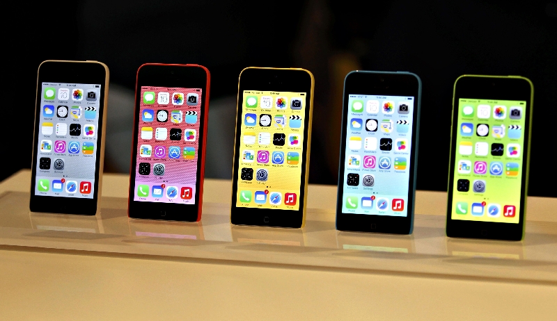 A Apple também lançou linha de iPhones com preço reduzido. Os aparelhos têm acabamento de plástico e menos opções de memória | Stephen Lam /Reuters