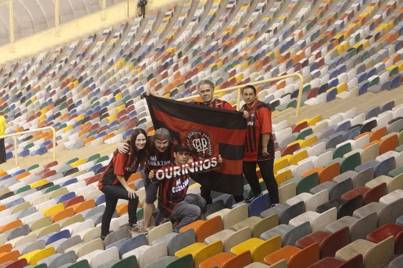 Cinco dos oito torcedores atleticanos que compareceram ao Estádio Monumental | Albari Rosa, enviado especial a Lima / Gazeta do Povo