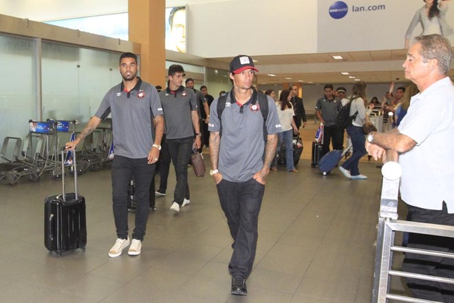 Elenco do Atlético na chegada a Lima para enfrentar o Universitario |