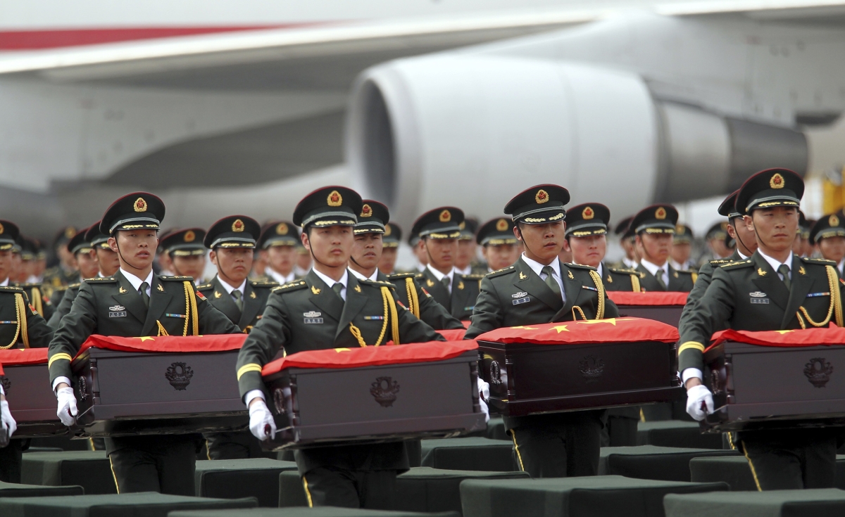 Soldados chineses carregam os restos mortais, após a chegada a Shenyang, na província de Liaoning | Reuters/China Daily
