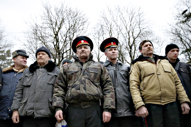 Cossacos participam de manifestação em favor da Rússia, realizada em Simferopol, na região da Crimeia | David Mdzinarishvili/Reuters