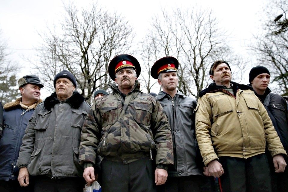 Cossacos participam de manifestação em favor da Rússia, realizada em Simferopol, na região da Crimeia | David Mdzinarishvili/Reuters