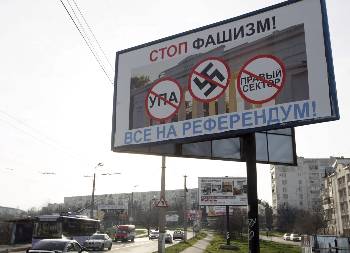 Cartaz em Sebastopol, como os dizeres "Chega de facismo", chama os habitantes da Crimeia para votar no referendo de anexação da região à Rússia | EFE/Zurab Kurtsikidze