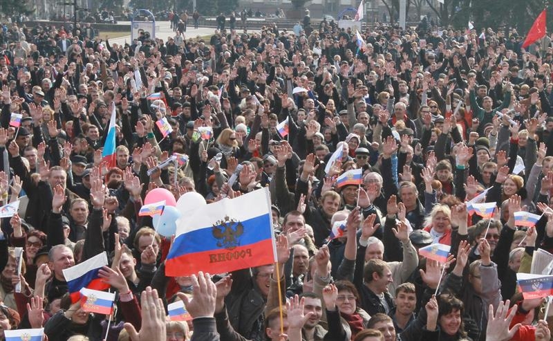 Manifestantes pró-Rússia demonstram apoio à separação da região da Crimeia na cidade de Donetsk, na Ucrânia | EFE/EPA