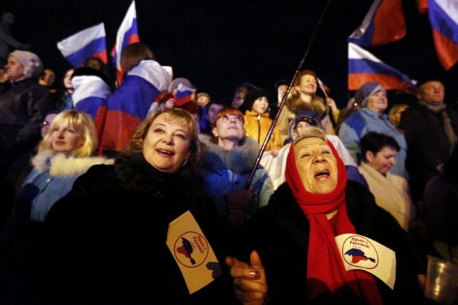 População comemoram na praça Lenin, na capital da Crimeia, Simferopol | REUTERS/Thomas Peter