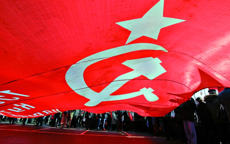 Simpatizantes do Partido Comunista russo celebram a anexação da Crimeia pelo Kremlin, no centro de Moscou | Tatyana Makeyeva/Reuters