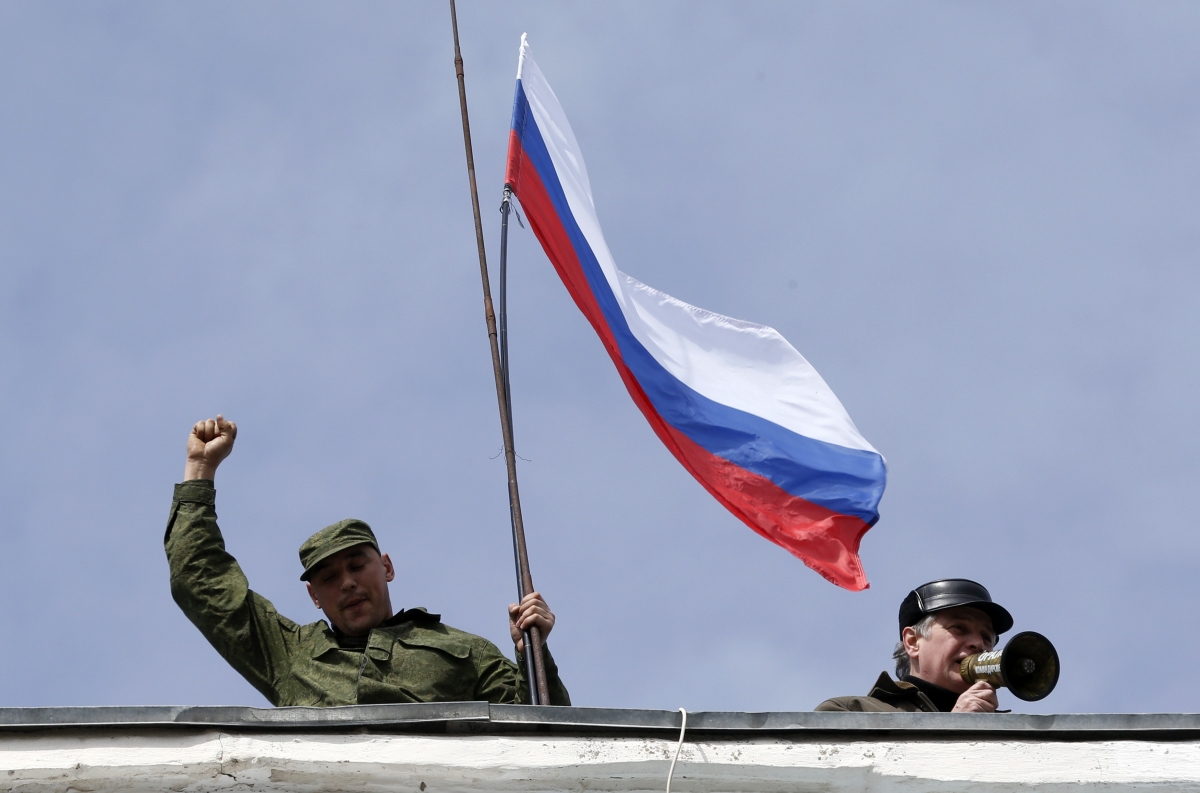 Invasores hastearam uma bandeira russa no topo do quartel-general da Marinha ucraniana em Sebastopol | Reuters/Vasily Fedosenko