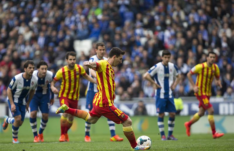 Lionel Messi, do Barcelona, marca o único gol da partida, pelo Campeonato Espanhol, de pênalti | EFE/Alejandro García