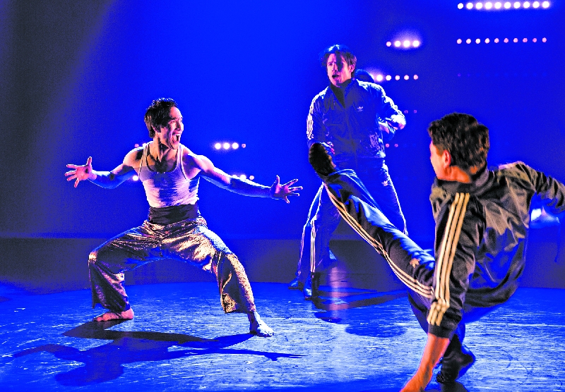 Cole Horibe, à esquerda, interpreta o astro das artes marciais Bruce Lee na peça Kung Fu, de David Henry Hwang | Sara Krulwich/the New York Times