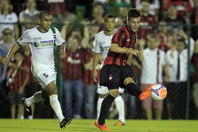 Nathan finaliza jogada de ataque do Atlético |