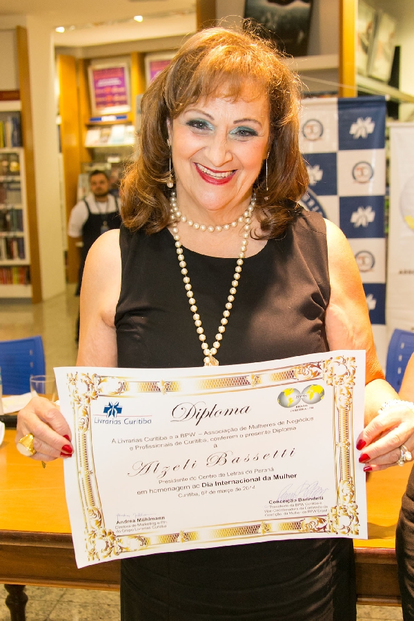 Em ato prestigiado, sexta-feira, na Livrarias Curitiba do Shopping Palladium, Alzeli Bassetti recebeu o Diploma pelo Dia Internacional da Mulher conferido pela BPW Curitiba e Livrarias Curitiba | Naideron Jr.