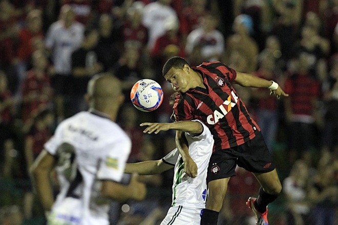 Sidcley disputa jogada pelo alto |