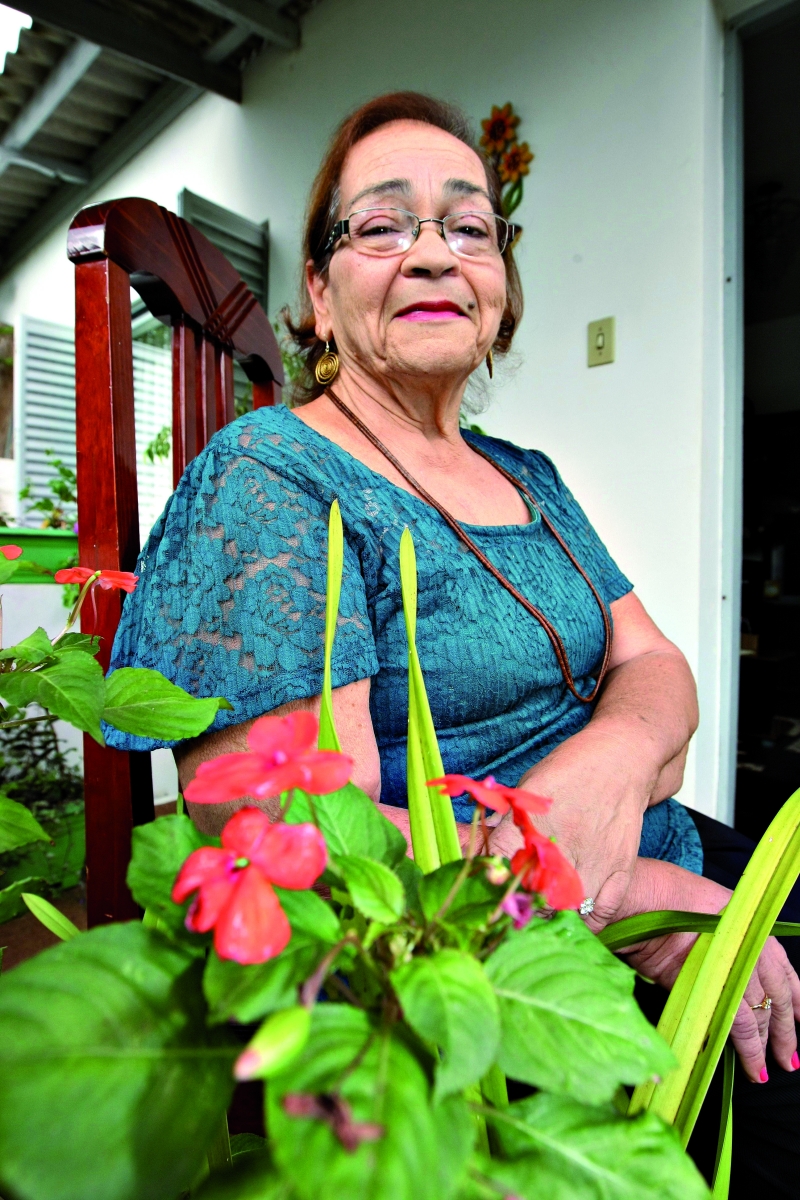 Maria Dalva sofreu com úlceras nos pés após uma cirurgia no coração. Ela chegou a ter dificuldade até para andar | Ivonaldo Alexandre/ Gazeta do Povo