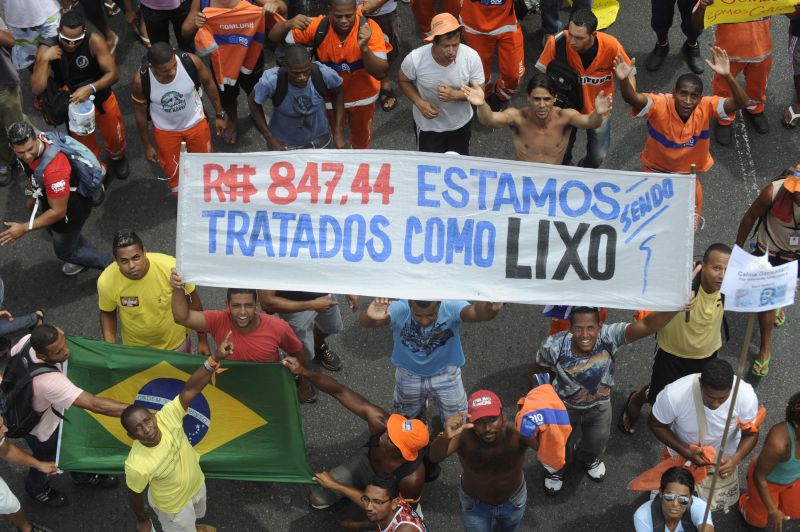 Cerca de mil garis protestaram por salário melhor ontem, na capital fluminense | Tânia Rego/ABr