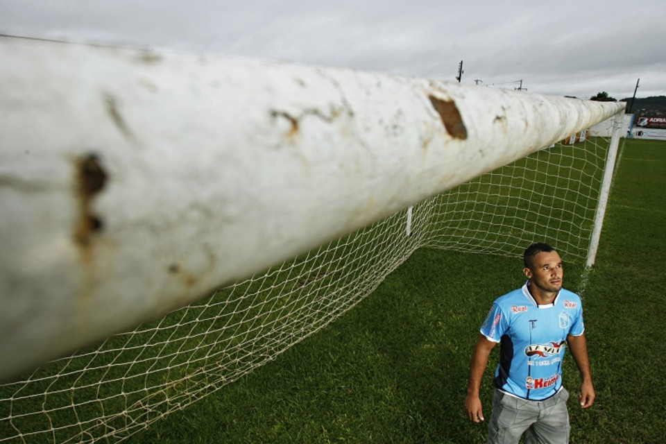 Cabixi na pequena área do Estádio Newton Agibert | Josué Teixeira/ Gazeta do Povo