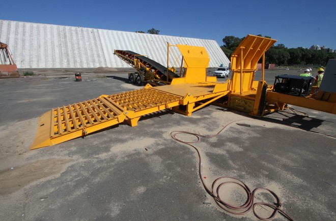 Porto de Rosário prepara tombador de caminhão móvel com correia, que leva grãos direto para navios, para a exportação da safra recorde. |