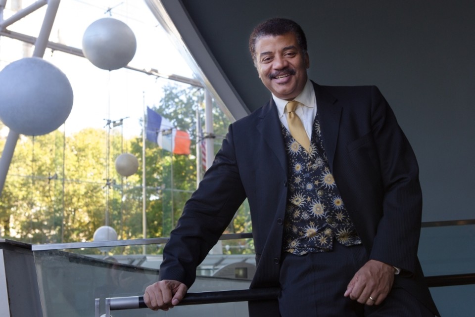 Humorista promove o retorno da série Cosmos Neil deGrasse Tyson (acima) é o apresentador de uma versão modernizada de Cosmos, a popular série de documentários que Carl Sagan ajudou a criar para a TV em 1980 | Ruth Fremson/The New York Times