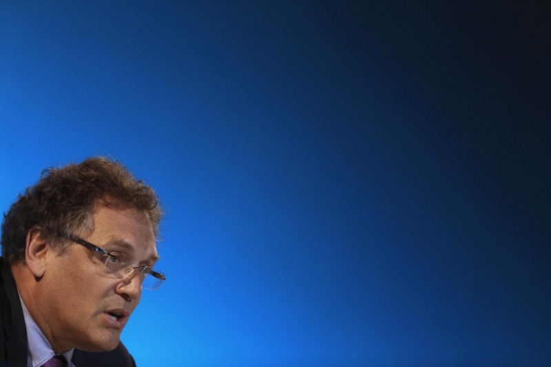 Jérôme Valcke, secretário-geral da Fifa, durante coletiva no Rio: elogio à evolução de Curitiba e cobranças a São Paulo e Porto Alegre | Marcelo Sayão/EFE