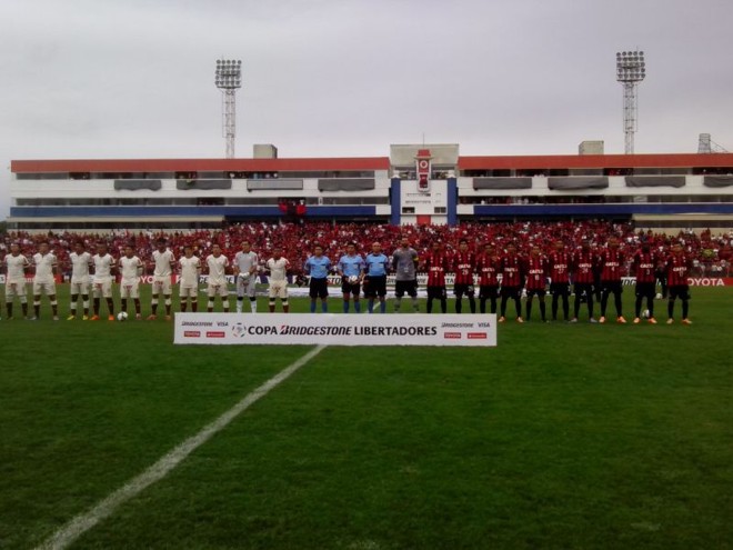 Equipes postadas para os hinos antes do jogo na Vila Capanema |