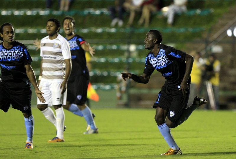 Joel recebeu passe de Dirceu e marcou o segundo gol do Londrina no Janguito | Daniel Castellano / Gazeta do Povo