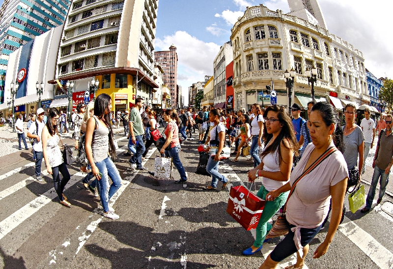 Os desbancarizados são 41,9% da população brasileira acima de 18 anos, segundo o IBGE: juntos, possuem renda anual de R$ 665 bilhões | Hugo Harada/ Gazeta do Povo