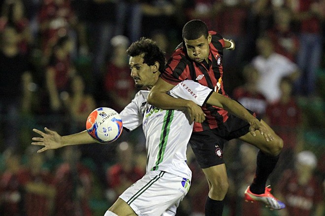 Gabriel Barcos ganha jogada de Sidcley |