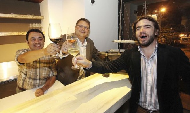 O restaurateur Francisco Urban (de xadrez) e o empresário Pedro Corrêa de Oliveira (ao centro) brindam com o diretor comercial da vinícola francesa Dubourdieu, Jean-Jacques Dubourdieu, no jantar realizado nesta quarta-feira na Trattoria do Victor |