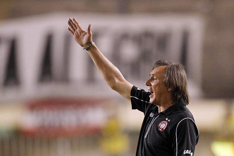 O técnico Miguel Ángel Portugal durante a vitória do Atlético sobre o Universitario em Lima | Albari Rosa, enviado especial a Lima / Gazeta do Povo