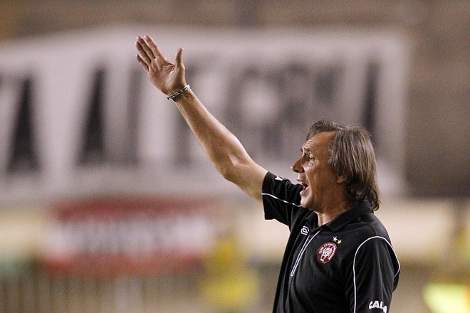 O técnico Miguel Ángel Portugal durante a vitória do Atlético sobre o Universitario em Lima | 