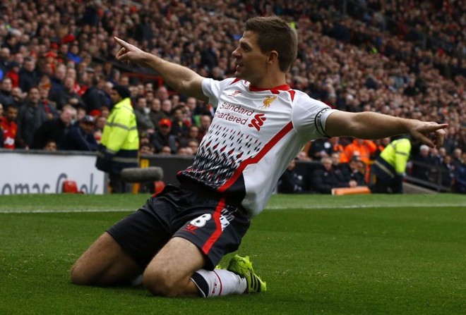 Gerrard comemora um dos dois gols que marcou diante do Manchester United | Reuters