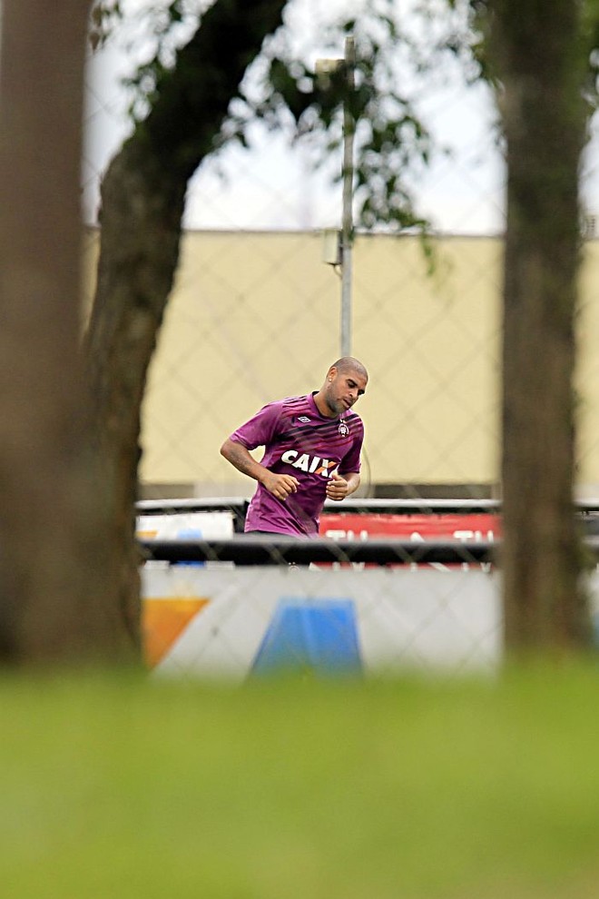 Adriano passou o Carnaval treinando o condicionamento físico no CT do Caju |