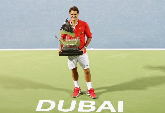 Roger Federer com o troféu do Aberto de Dubai | Reuters