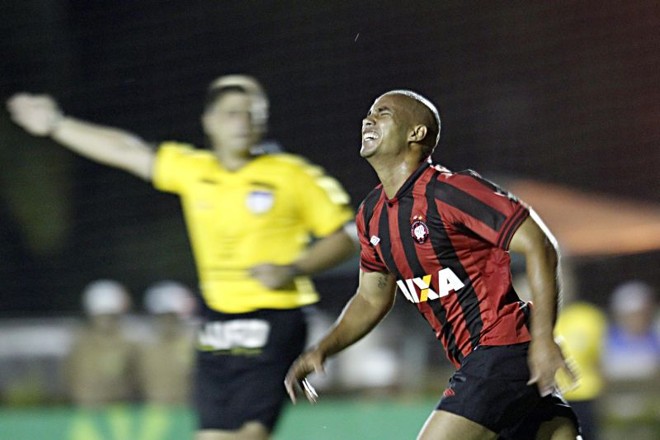 Guilherme comemora o primeiro gol do Atlético no Janguito |