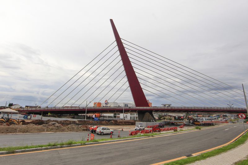 O vereador Tico Kuzma(PROS) apresentou nesta terça um projeto de lei que autoriza que uma empresa dê o nome ao viaduto estaiado, que está sendo construído sobre a Avenida das Torres, no bairro Uberaba em Curitiba | Daniel Castellano / Gazeta do Povo