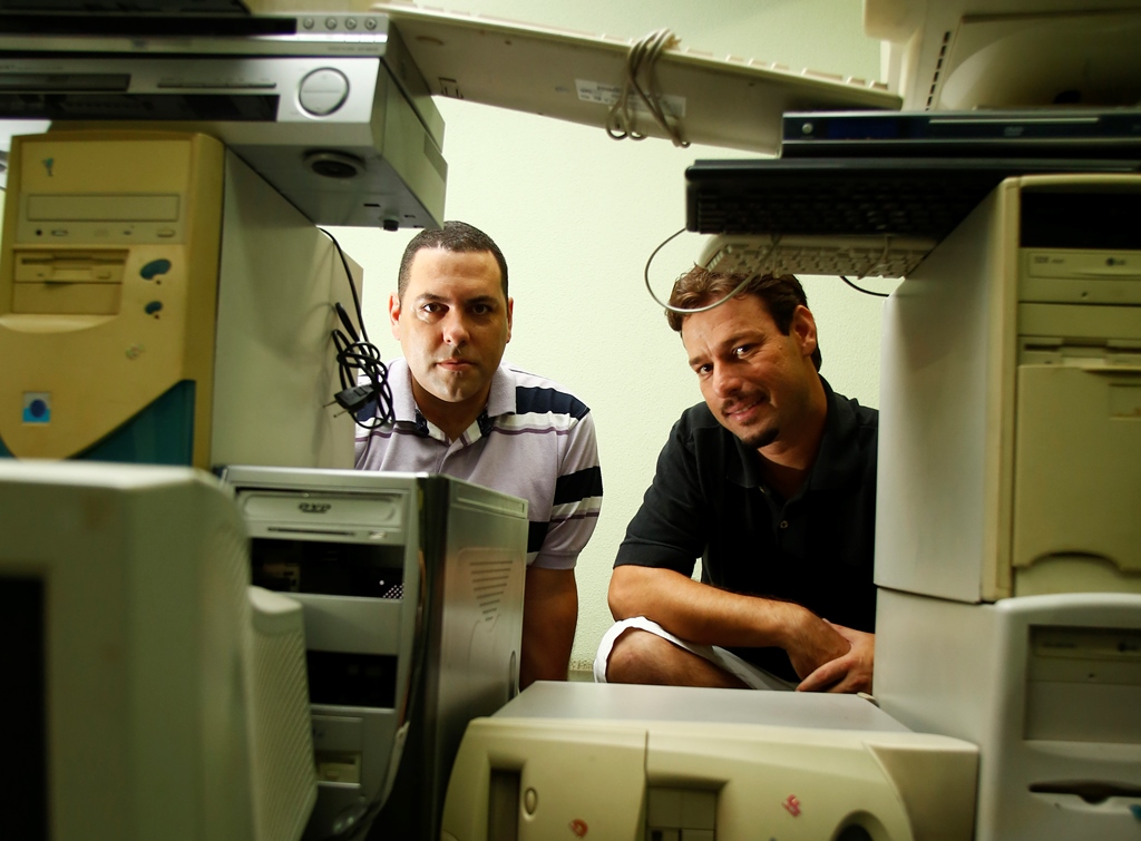 Jair Postai Junior e Alexandre Macedo fazem parte da turma de Design Gráfico, que teve de encontrar garagens vagas para acumular o material arrecadado. | Marcelo Andrade / Gazeta do Povo