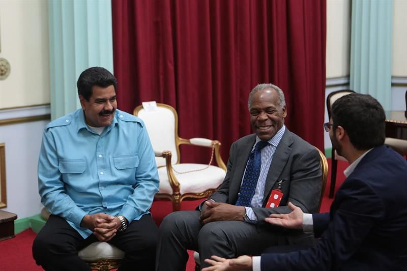 "Viva Hugo Chávez. Estou tão orgulhoso de estar com vocês. É estimulante poder celebrar Hugo Chávez, sua memória vive conosco", disse Glover | EFE/PRENSA MIRAFLORES