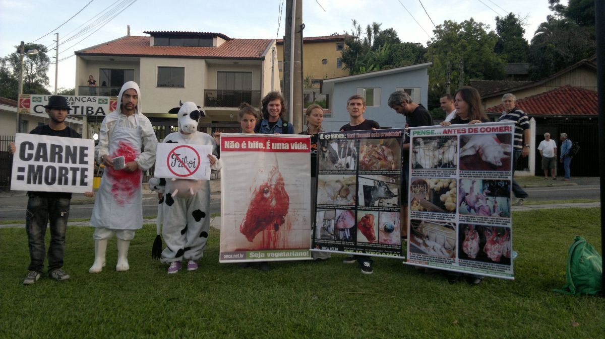 Os organizadores da manifestação nesta noite dizem que o protesto não é contra a figura de Roberto Carlos, mas pelo evento ter patrocínio da empresa do ramo de carnes | Isadora Rupp / Gazeta do Povo
