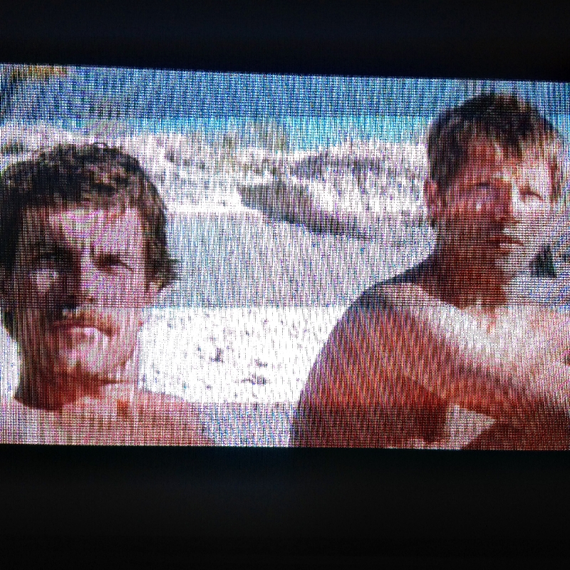 O ator Pierre Deladonchamps (à dir.) conta detalhes das cenas íntimas que protagonizou ao lado de Christophe Paou | Divulgação