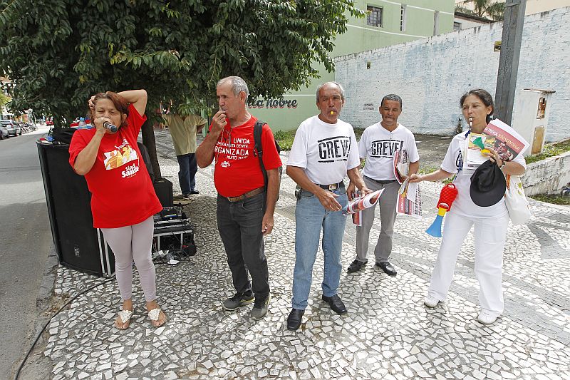 Integrantes do Sindaúde protestaram hoje em frente a reunião extraordinária do Conselho Estadual de Saúde | Antonio More/Gazeta do Povo
