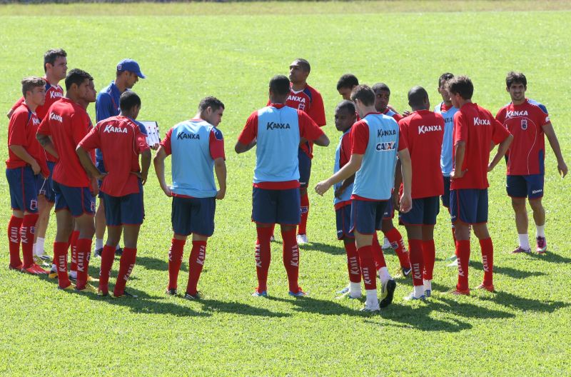 Técnico Milton Mendes orienta jogadores paranistas em treino durante a semana | Aniele Nascimento / Gazeta do Povo