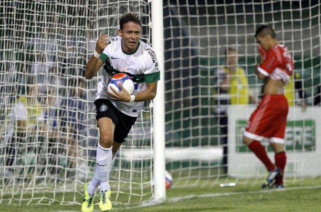 Keirrison pega a bola na rede e sai para comemorar após empatar o jogo |