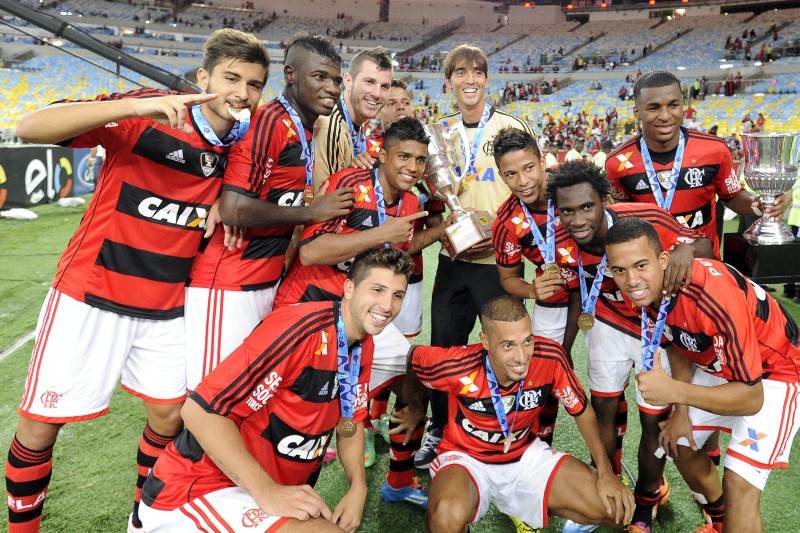 Jogadores do Flamengo recebem a Taça Guanabara no Maracanã quase vazio: Carioca desprestigiado. | Folhapress