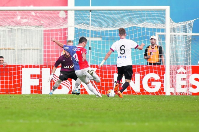 Giancarlo de frente para o goleiro Hugo no quarto gol paranista, terceiro do artilheiro no clássico na Vila Capanema |
