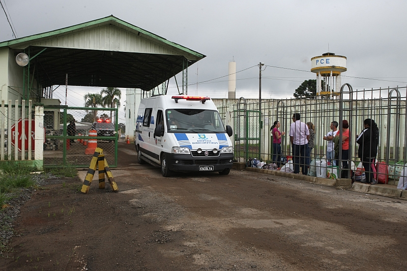 Carro com sete detentos deixou penitenciária na manhã desta quinta-feira | Aniele Nascimento / Agência de Notícias Gazeta do Povo