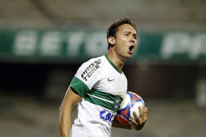 Atacante levou a bola até o meio de campo após empatar a partida |