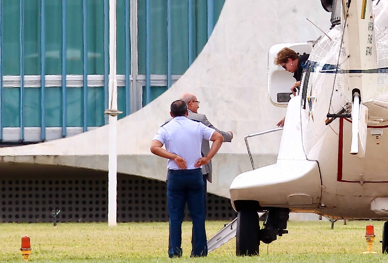 Dilma desembarca de helicóptero em Brasília, após passar o carnaval descansando na Bahia: primeira tarefa na volta ao trabalho foi discutir estratégia para debelar a crise com o PMDB | Pedro Ladeira/ Folhapress