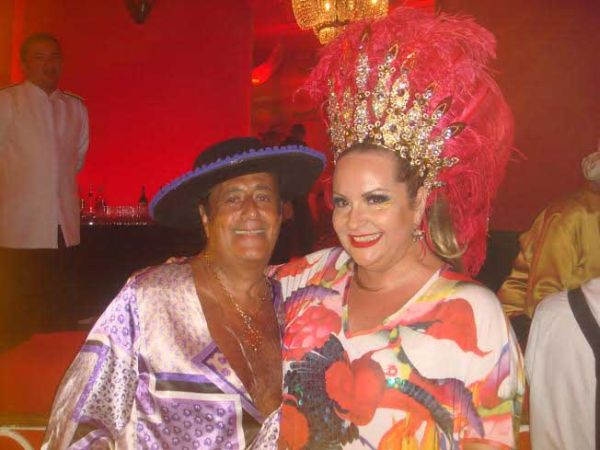 Carnaval 2014: Com look toureiro, o antiquário Roberto Soares esbanjou animação no camarote de Angelique Chartouny, no carnaval do Copacabana Palace, o máximo do Rio | Divulgação