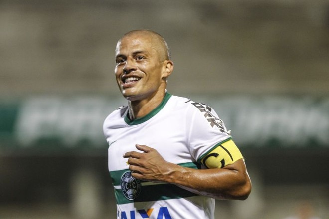 Alex abre o sorriso após marcar belo gol de falta |
