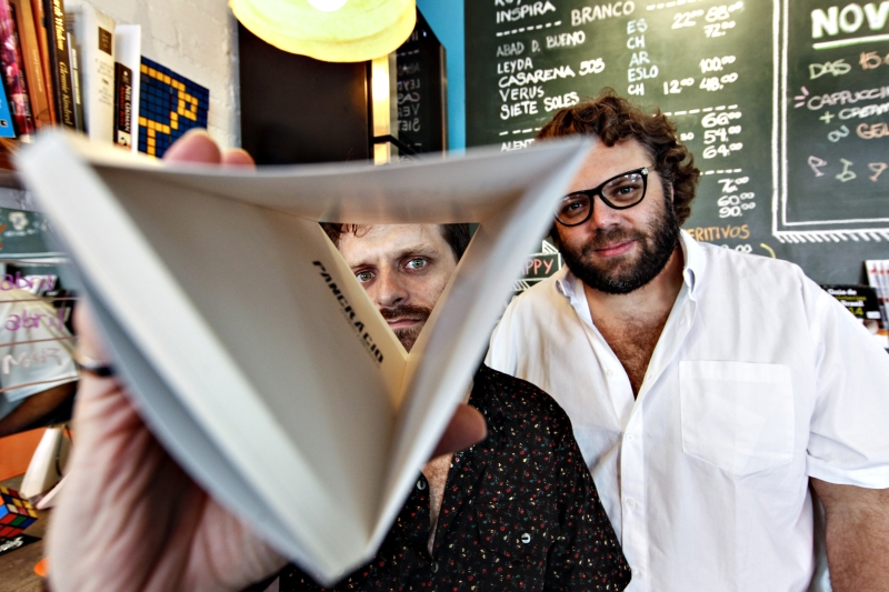 Otávio Linhares (à esq.) e Luiz Felipe Leprevost, sócios e editores da Encrenca Literatura de Invenção: reorientação para se consolidar no mercado instável | Daniel Castellano/Gazeta do Povo